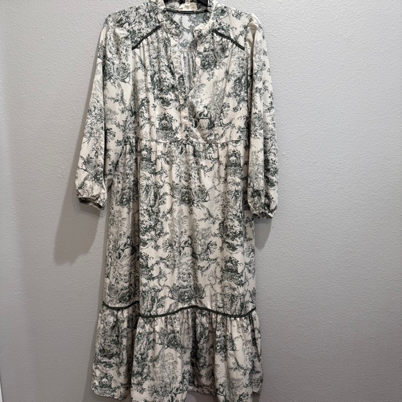 Elegant Green and White Women's Dress - Picture 1 of 10